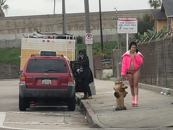 Una mujer de la vida galante en busca de trabajo en El Corredor Figueroa, epicentro de la prostitución. Foto: PP Romero.